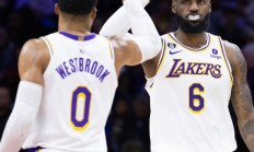 九游登录入口-NBA球员在比赛中受伤，缺席季后赛的简单介绍