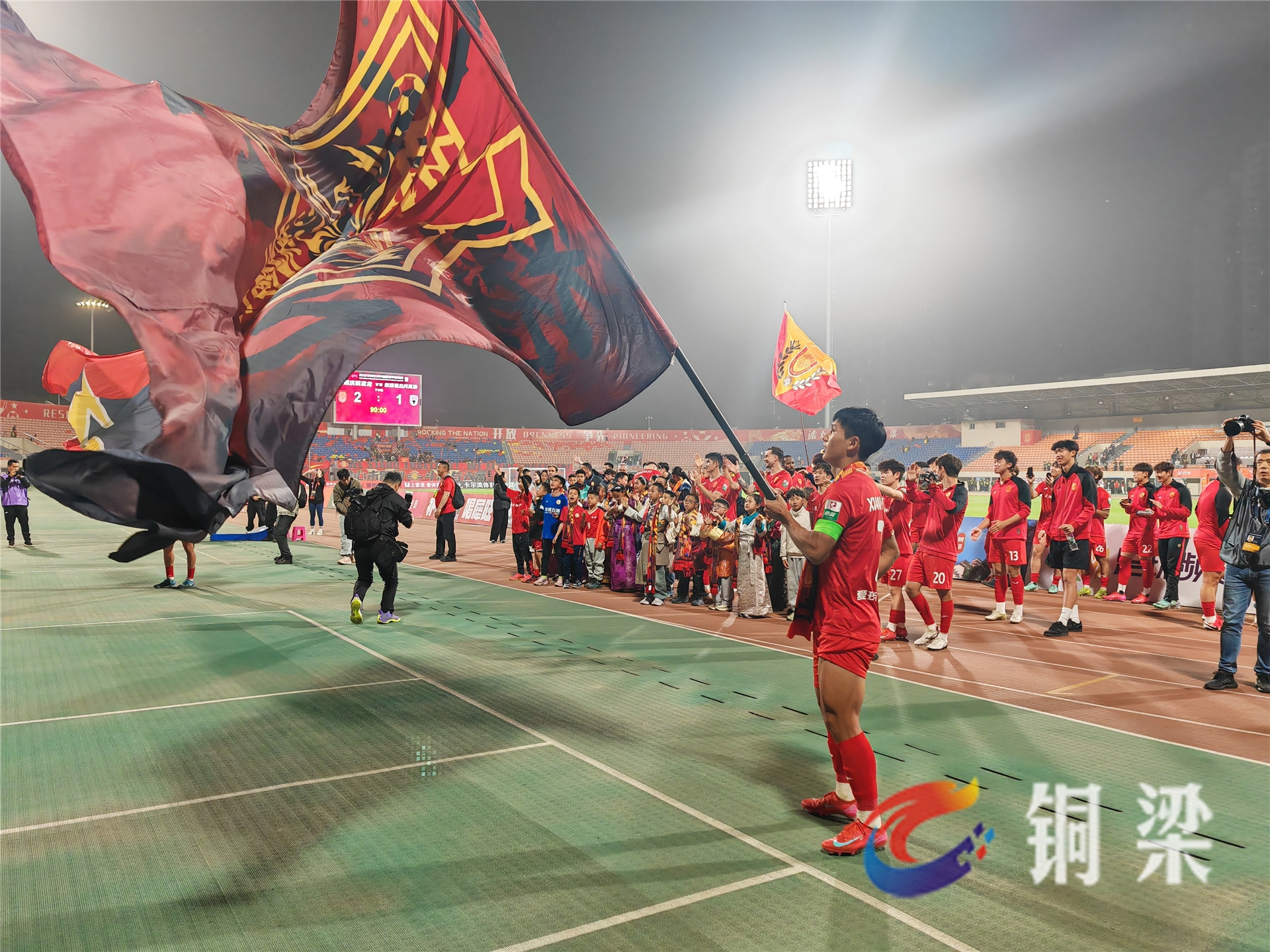现场气氛热烈，球迷热情加油助威！