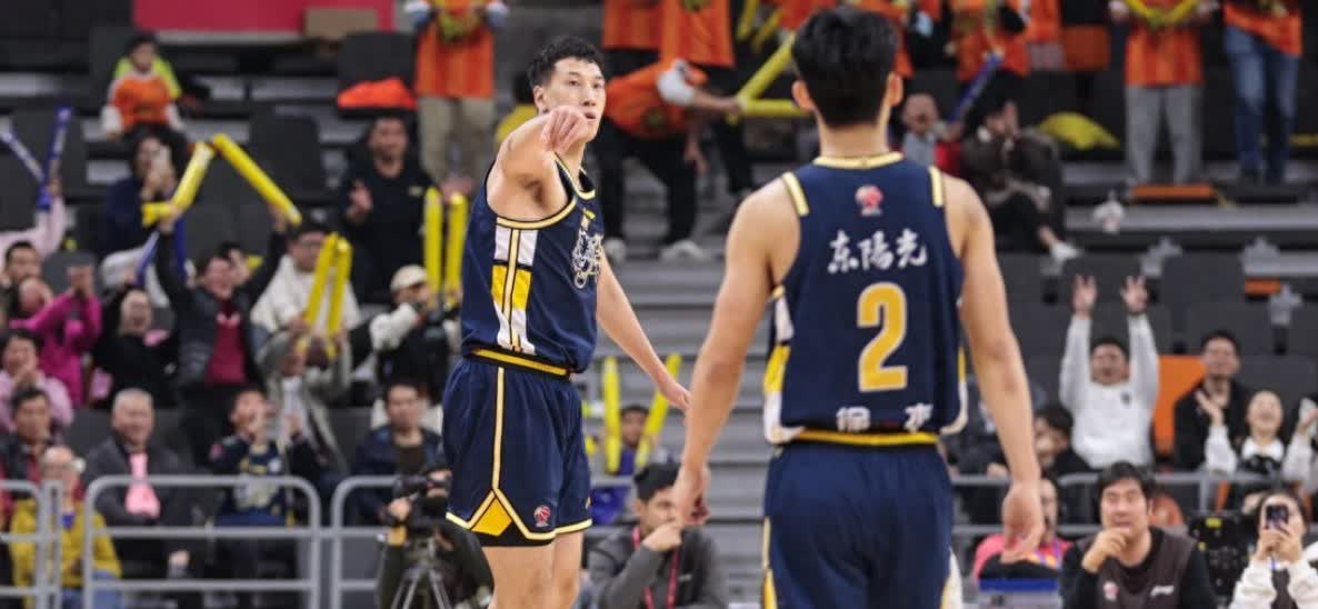 球队在新赛季中继续保持领先位置