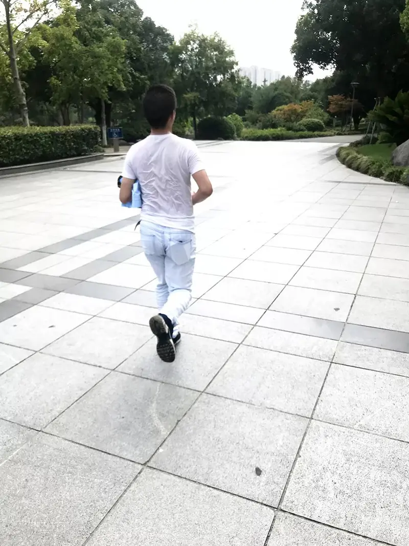 紧追前者，奋力追赶势头不可阻挡