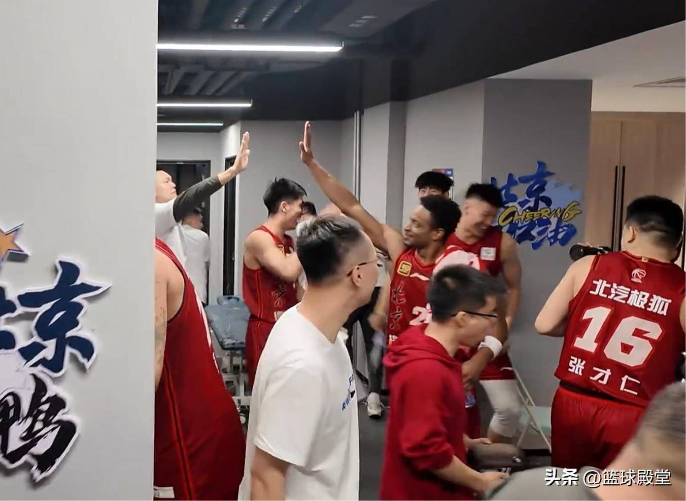 包含大胜收官！球员个人表现引发现场欢呼的词条