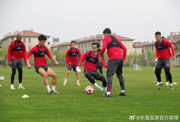 团结一心！球员默契配合助胜